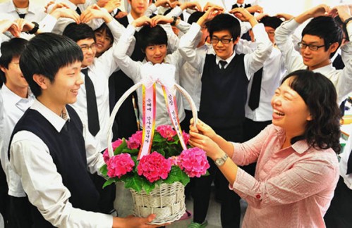 Hoa cẩm chướng đỏ lòng biết ơn nghề giáo viên ở Hàn Quốc